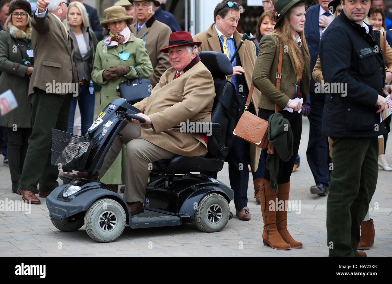 Racegoers durante di St Patrick giovedì del 2017 Cheltenham Festival a Cheltenham Racecourse. Stampa foto di associazione. Picture Data: giovedì 16 marzo, 2017. Vedere la storia di PA RACING Cheltenham. Foto di credito dovrebbe leggere: Mike Egerton/filo PA. Restrizioni: solo uso editoriale, uso commerciale è soggetto ad autorizzazione preventiva da parte del Jockey Club/Cheltenham Racecourse. Foto Stock