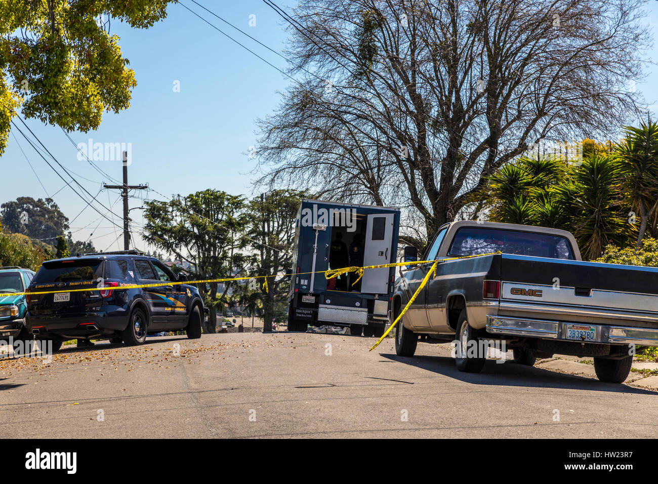 Una scena del crimine con esperti forensi in cui un farmaco relative omicidio avvenuto dopo una lotta rumoroso scoppiò in un tranquillo San Leandro in California quartiere Foto Stock