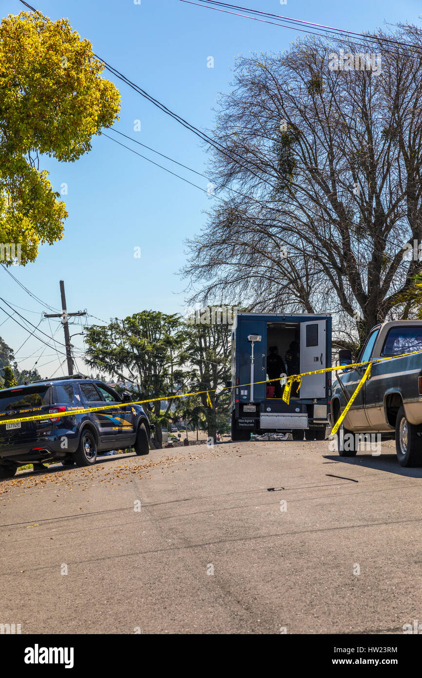Una scena del crimine con esperti forensi in cui un farmaco relative omicidio avvenuto dopo una lotta rumoroso scoppiò in un tranquillo San Leandro in California quartiere Foto Stock
