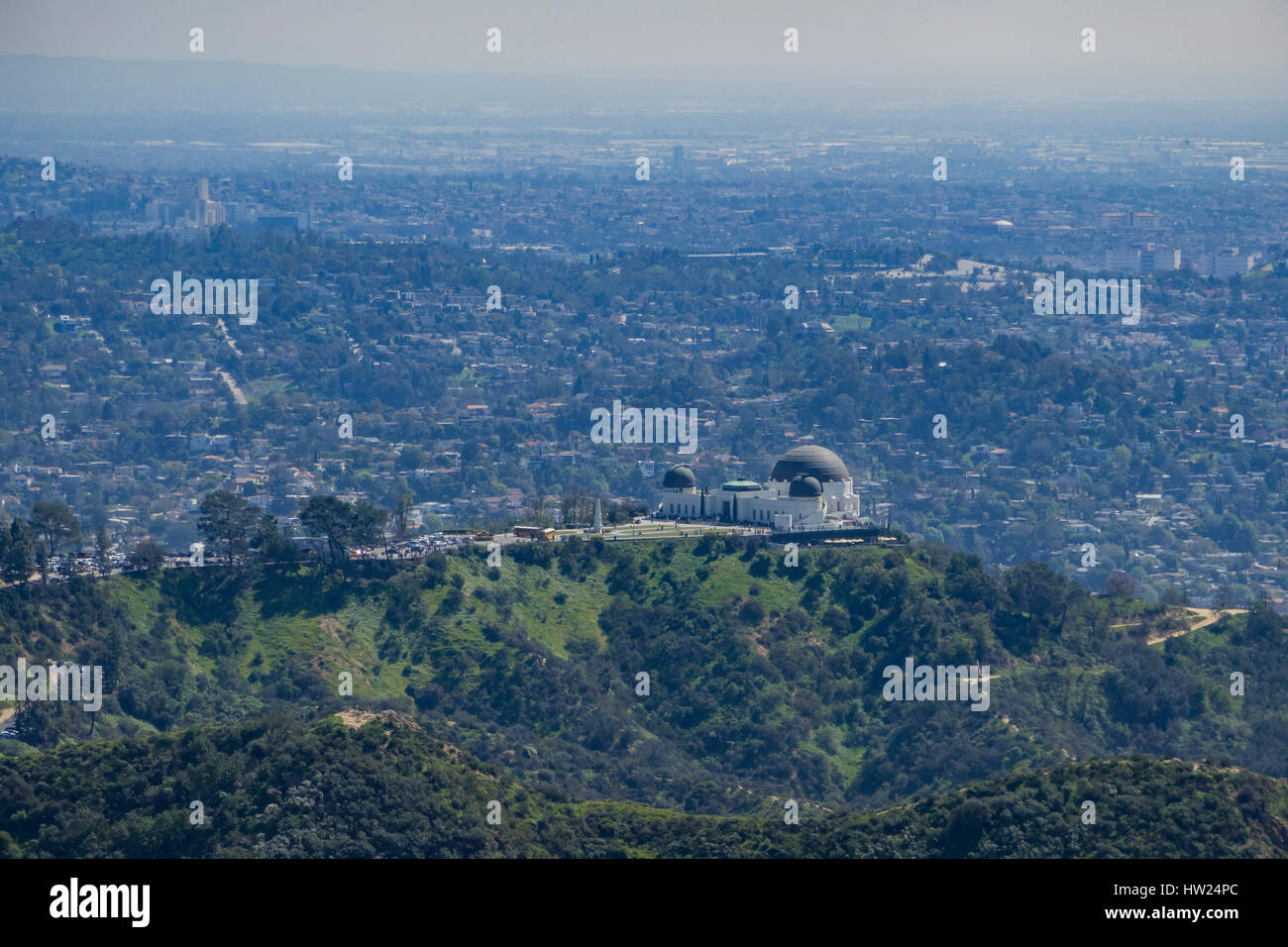 Visualizzazione del Griffith observatory dalla parte superiore, Los Angeles, California Foto Stock