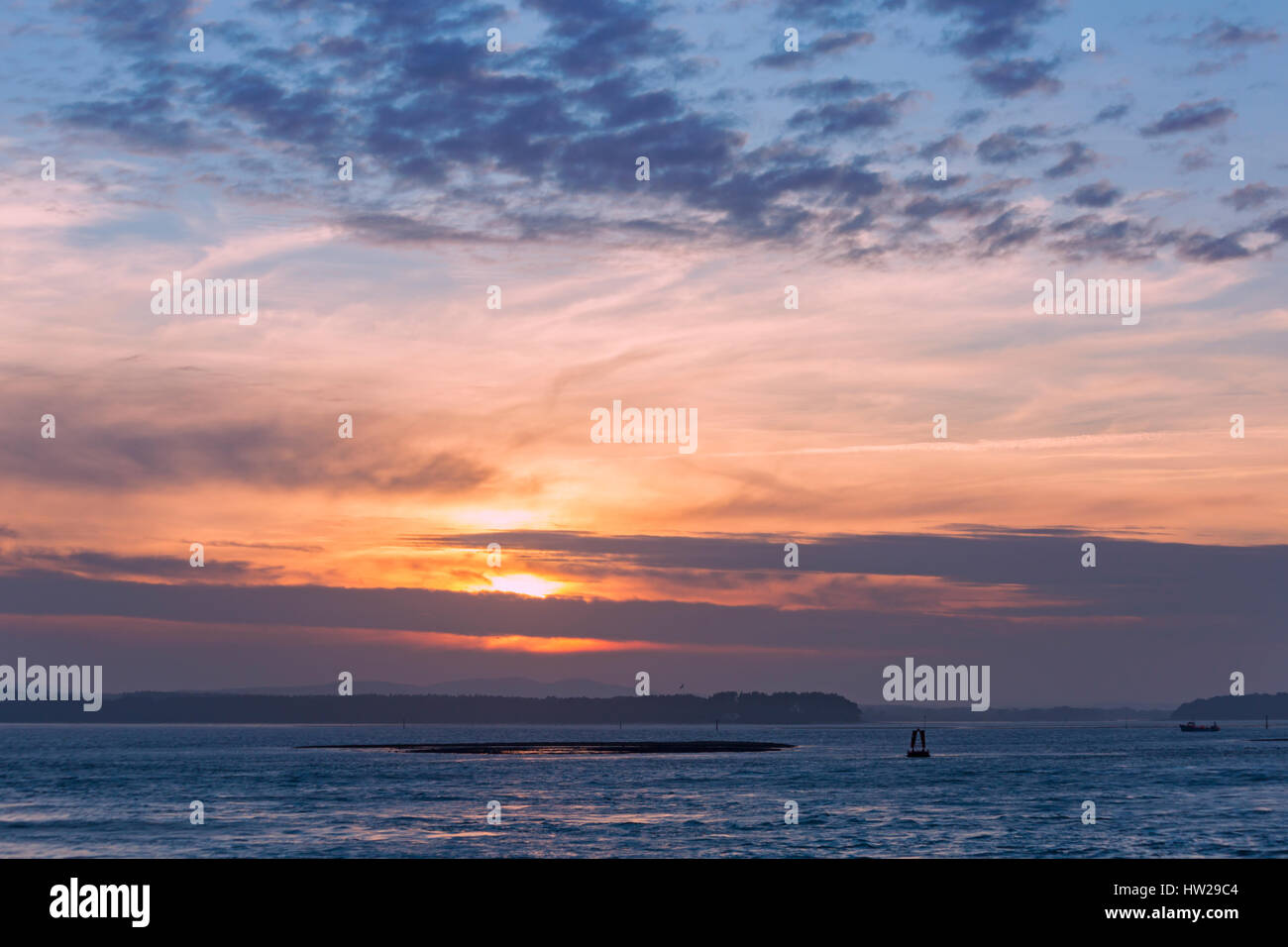 Barene, Poole - incredibile tramonto guardando oltre il porto di Poole dalle barene Poole, Dorset, UK in febbraio Foto Stock