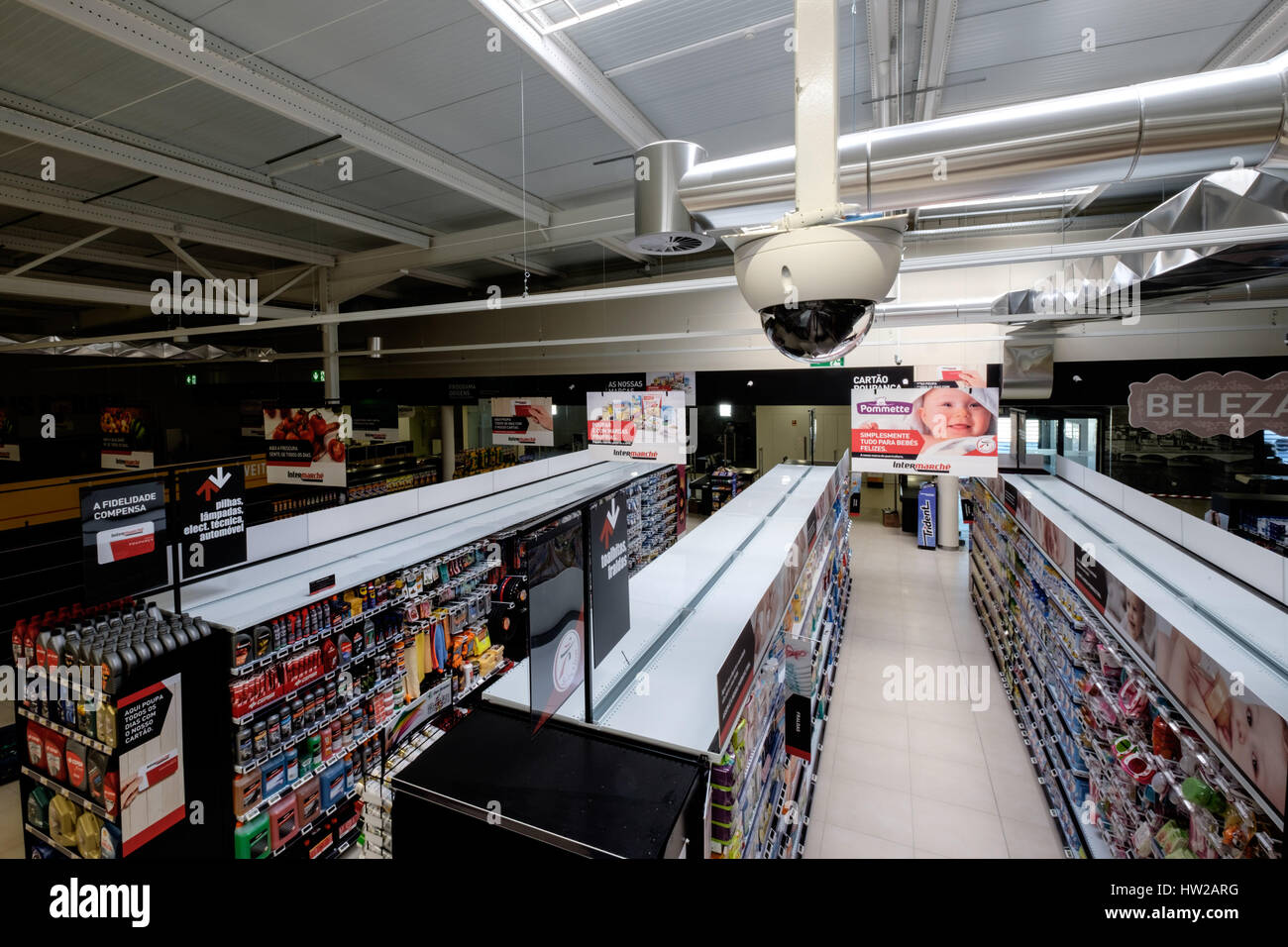 Videocamera di sicurezza sopra supermercato navate Foto Stock