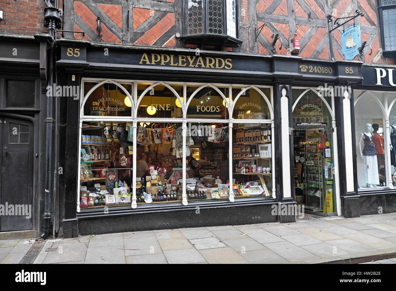 Vista esterna del tradizionale Appleyards Fine Foods negozio di alimentari su Wyle Cop nel centro della città di Shrewsbury Shropshire England Regno Unito KATHY DEWITT Foto Stock