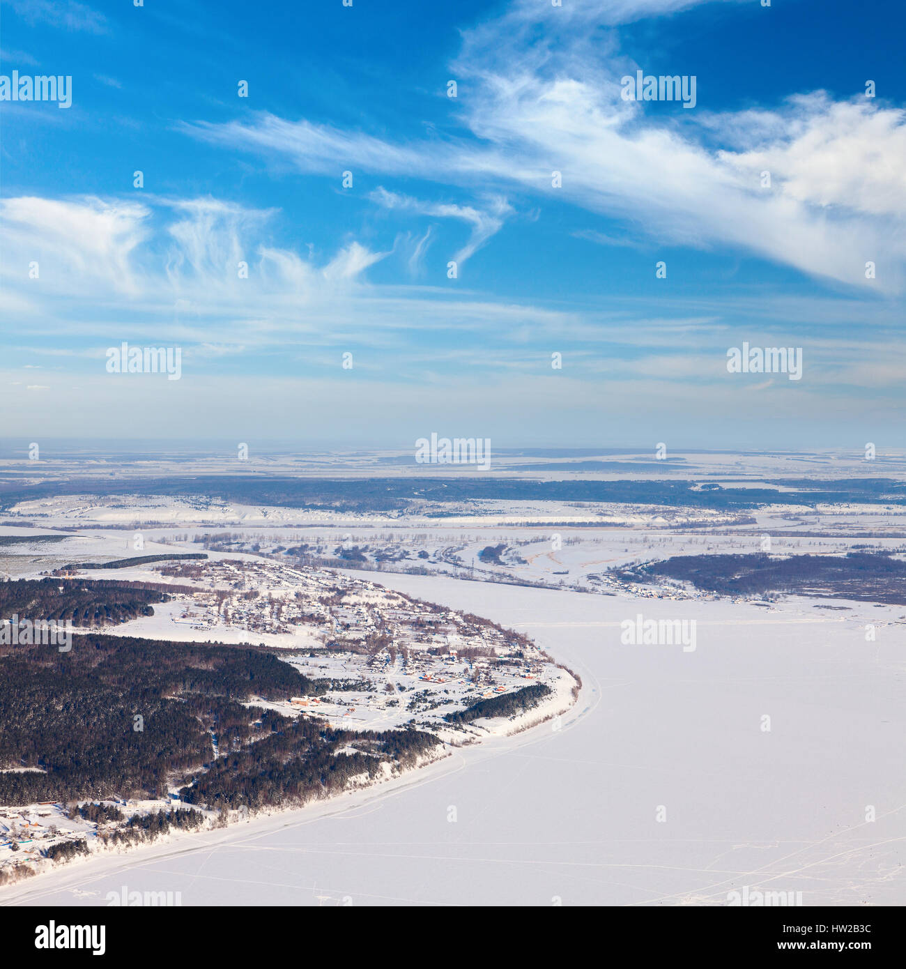 La Kama fiume in inverno, vista dall'alto Foto Stock