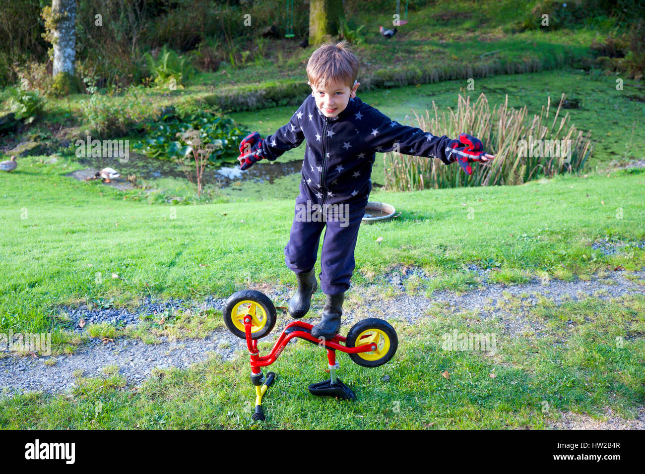 6 anno vecchio ragazzo in equilibrio su una bicicletta Wales UK KATHY DEWITT Foto Stock