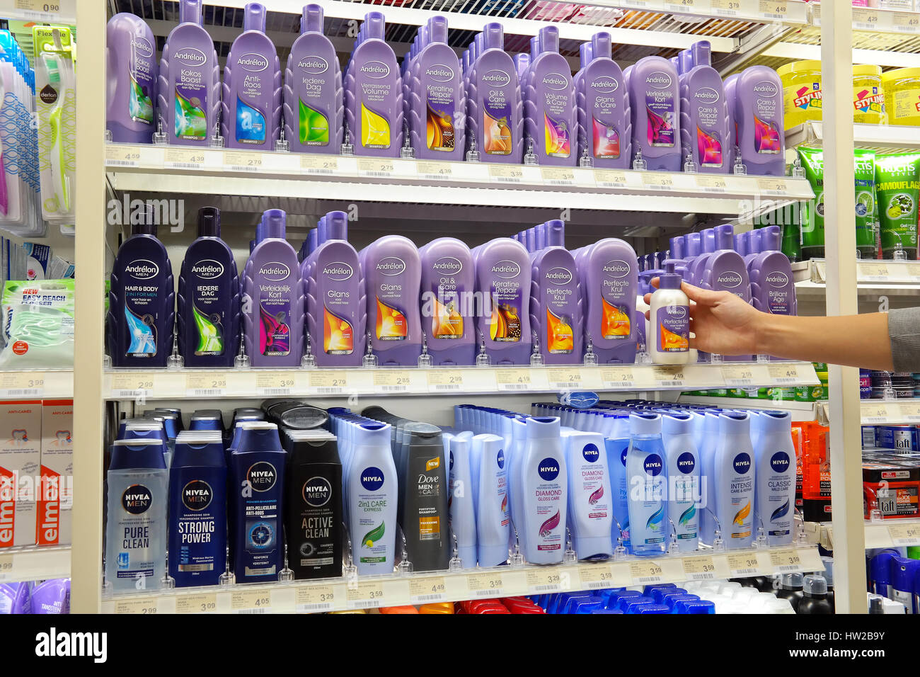 Corridoio con una varietà di prodotti per la cura dei capelli in un olandese Poiesz supermercato Foto Stock