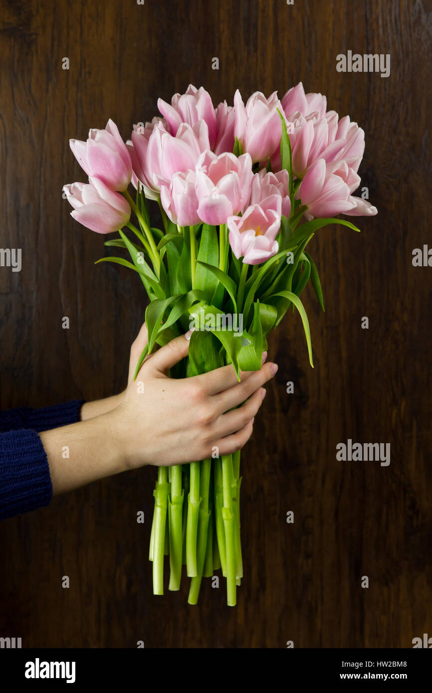 Mazzo di fiori di tulipani rosa dono natura bellissima pianta freschi Foto  stock - Alamy