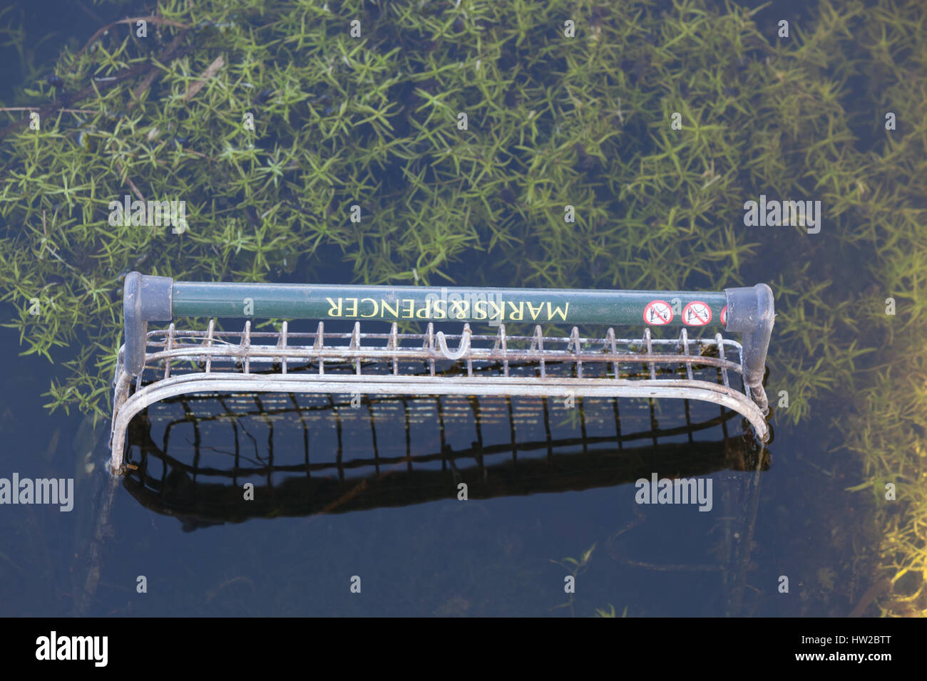 Oggetto di dumping carrello della spesa in un flusso Foto Stock