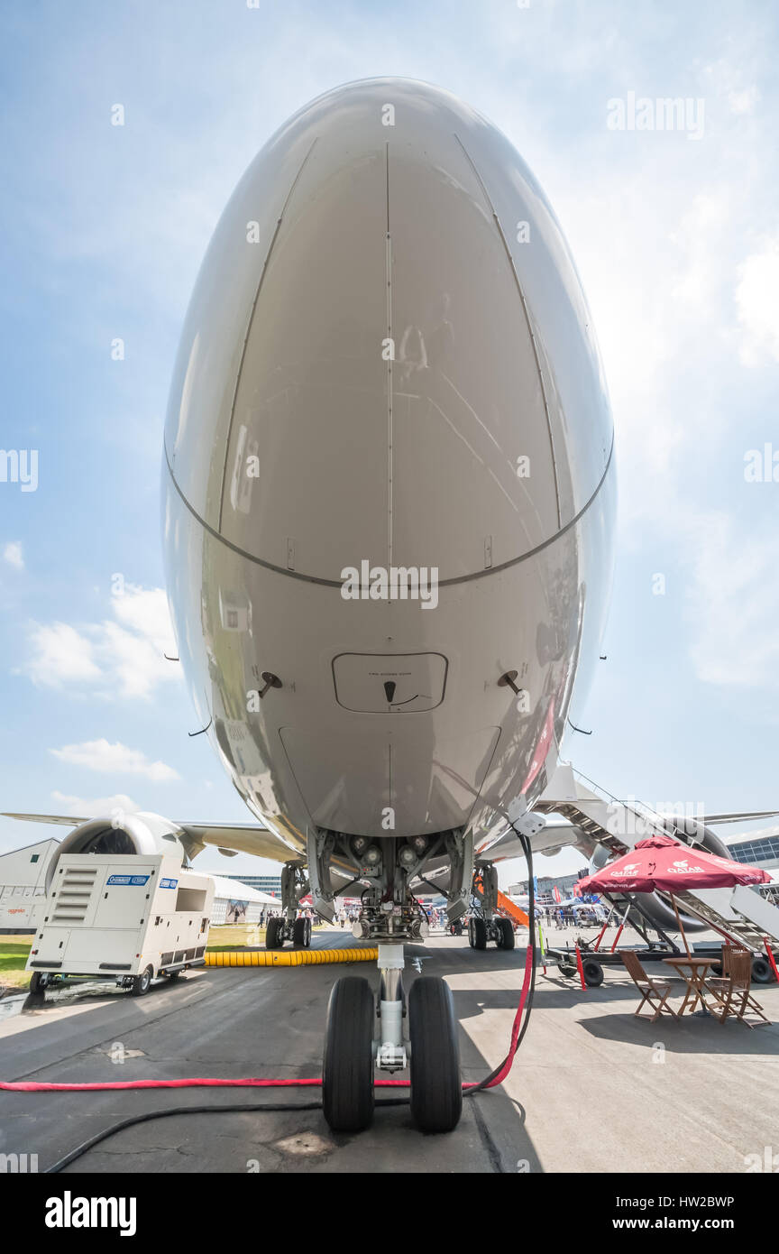 Vista astratta del nuovo Airbus A350 aereo di linea sul display statico all'Airshow di Farnborough, Regno Unito Foto Stock