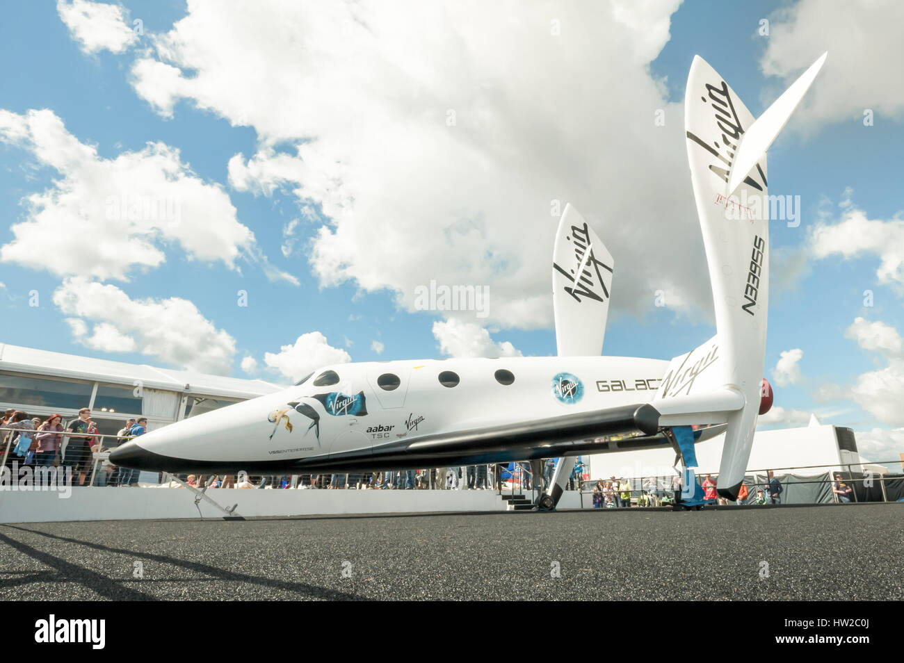 Il futuristico Virgin Galactic riutilizzabili, sub-orbital navicella spaziale su visualizzazione statica all'Airshow di Farnborough, Regno Unito Foto Stock