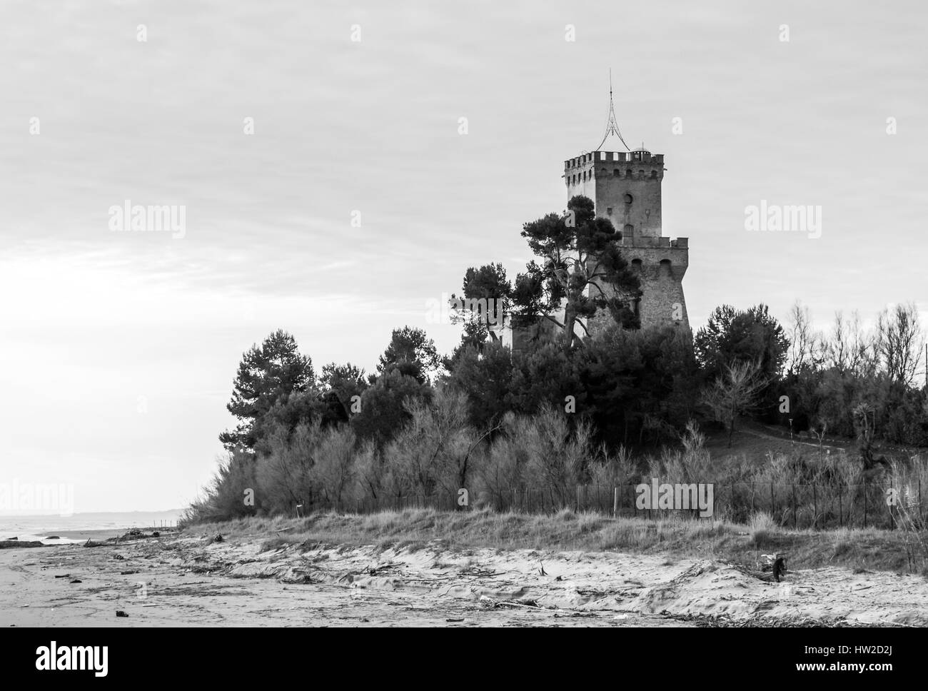 Pineto (Abruzzo, Italia) - Il sorgere del sole sul mare adriatico, dal Pineto spiaggia, accanto alla Torre di Cerrano castello Foto Stock