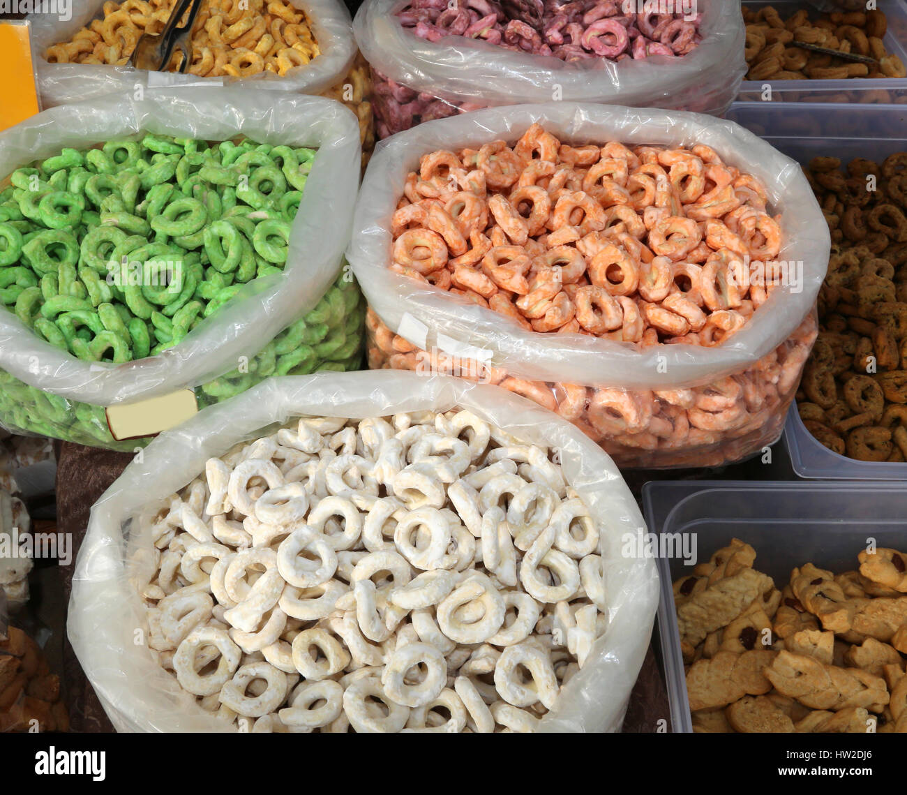 Tipica Pugliese prodotti colorati chiamato tarallini in vendita in un mercato Foto Stock