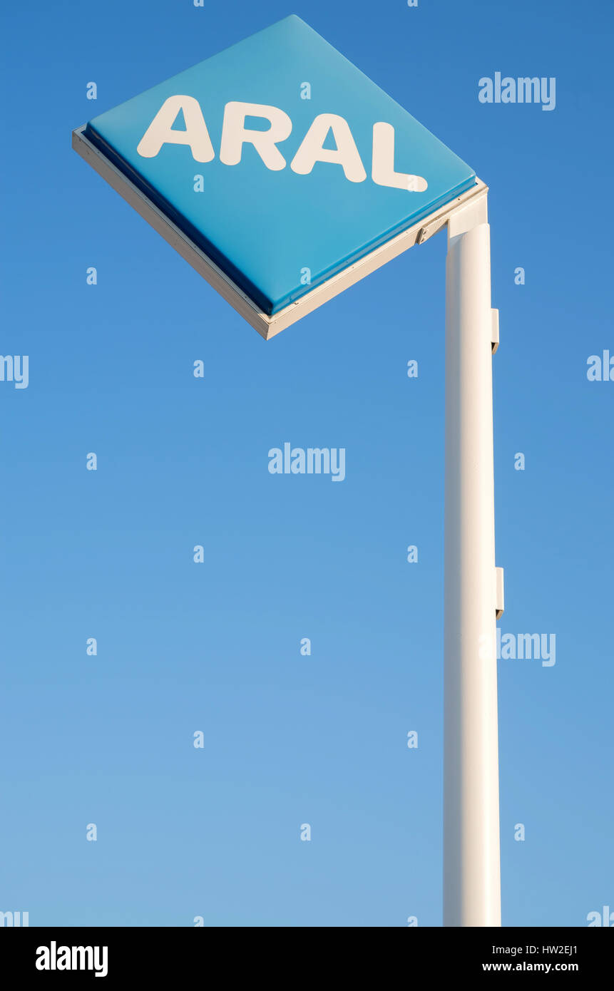 Aral segno contro il cielo blu. Aral è una marca di automobile carburanti e stazioni di benzina, presente in Germania e in Lussemburgo. Aral è di proprietà di BP. Foto Stock