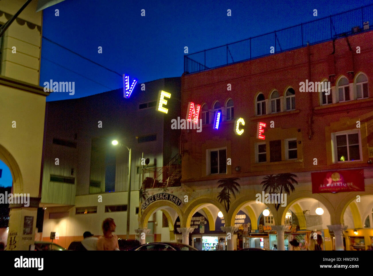 Colorate segno di Venezia in Spiaggia Venezia di notte Foto Stock