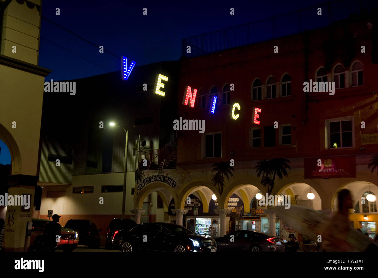 Colorate segno di Venezia in Venice Beach in California illuminata di notte. Foto Stock