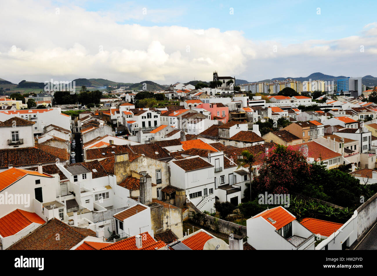 Guarda le case di Horta con pareti bianche e tetti rossi, Ponta Delgada, isola Sao Miguel, Azzorre, Portogallo Foto Stock