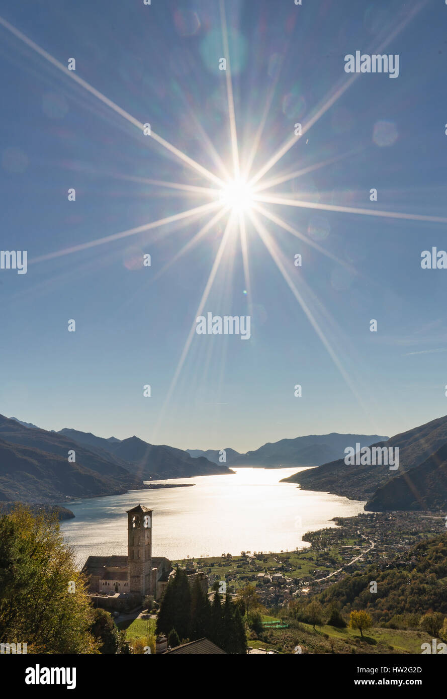 Sun in blu cielo sopra Gravedona lago di Como, Italia Foto Stock Sun in blu cielo sopra Gravedona lago di Como, Italia Foto Stock