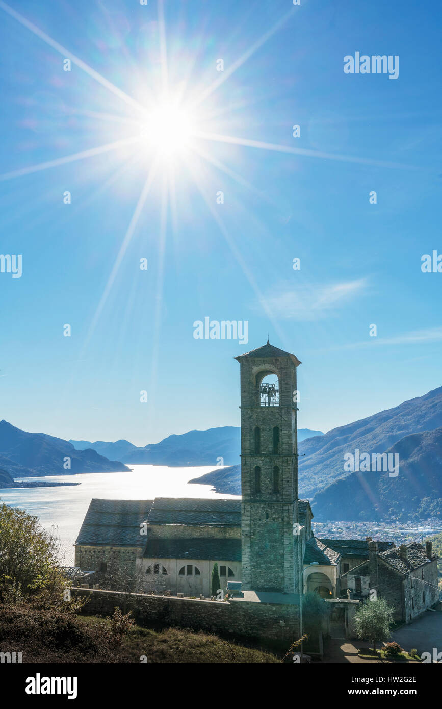 Sun in blu cielo sopra Gravedona lago di Como, Italia Foto Stock Sun in blu cielo sopra Gravedona lago di Como, Italia Foto Stock