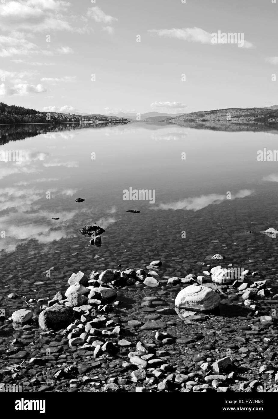 Una vista lungo la lunghezza del Loch Rannoch, Perthshire, Highlands scozzesi, dalla riva vicino vicino a Kinloch Rannoch, su una splendida e tranquilla giornata d'autunno. Foto Stock