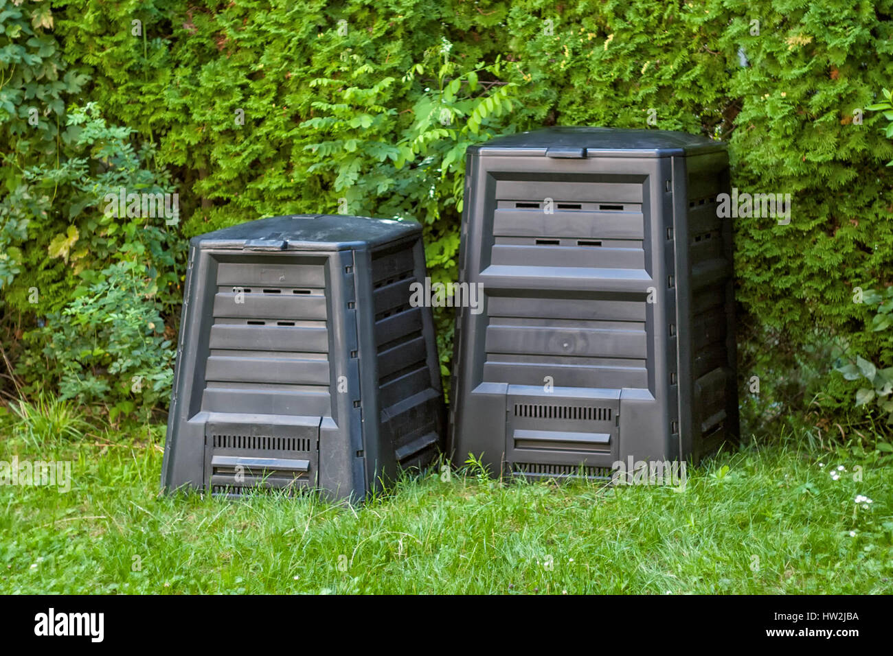 Silos di compostaggio nel cortile. Due diverse dimensioni Foto Stock
