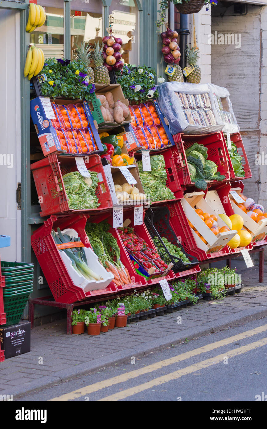 Tradizionale di frutta fresca e verdura display sul marciapiede al di fuori di una piccola società britannica indipendente green fruttivendolo a Llangollen Galles del Nord Foto Stock