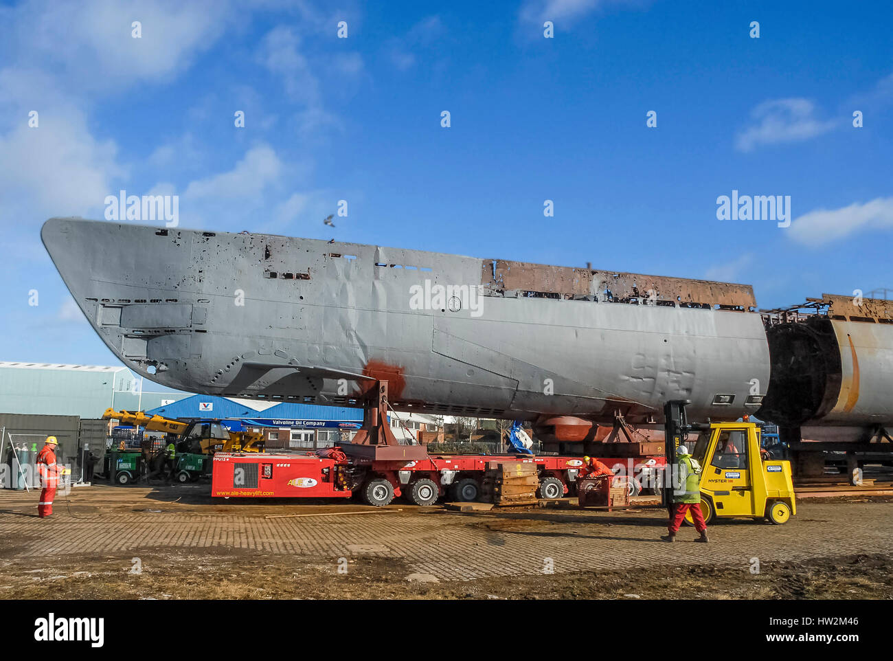 Sommergibile Merseytravel U 534 viene tagliato in pezzi a Birkenhead docks. Ora è una visualizzazione statica a Woodside ferry terminal in Birkenhead. Foto Stock