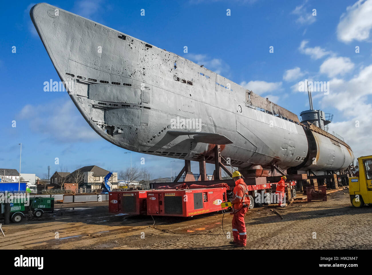 Sommergibile Merseytravel U 534 viene tagliato in pezzi a Birkenhead docks. Ora è una visualizzazione statica a Woodside ferry terminal in Birkenhead. Foto Stock