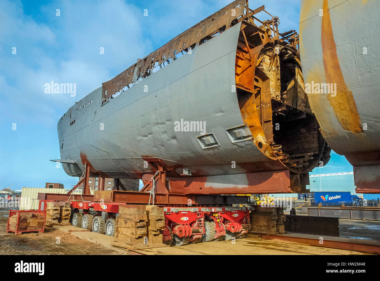 Sommergibile Merseytravel U 534 viene tagliato in pezzi a Birkenhead docks. Ora è una visualizzazione statica a Woodside ferry terminal in Birkenhead. Foto Stock