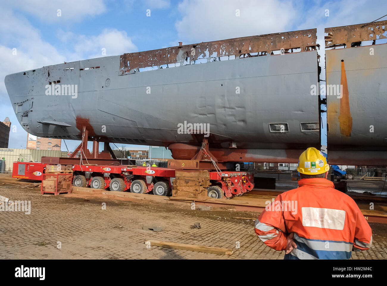 Sommergibile Merseytravel U 534 viene tagliato in pezzi a Birkenhead docks. Ora è una visualizzazione statica a Woodside ferry terminal in Birkenhead. Foto Stock
