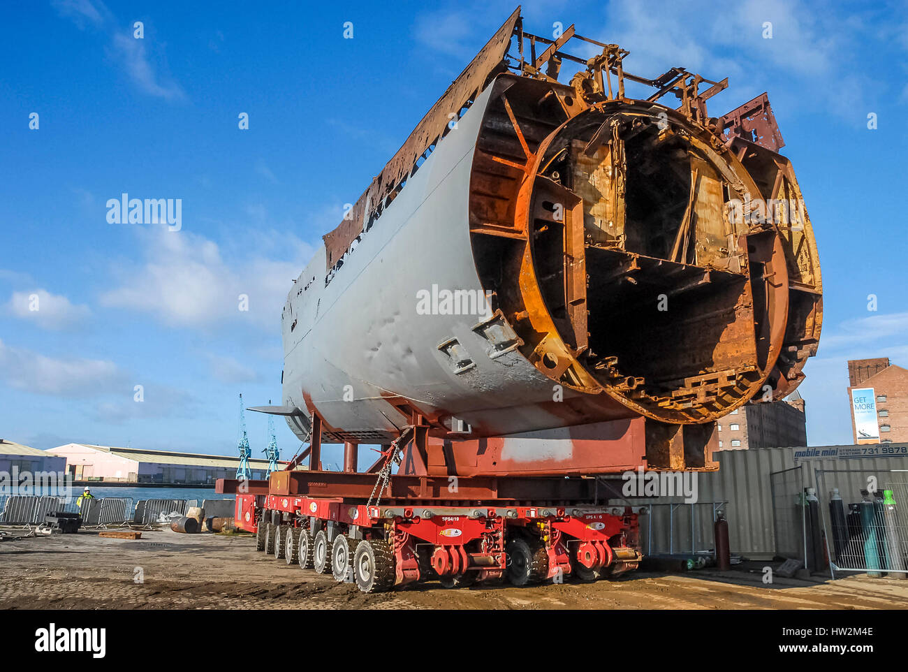 Sommergibile Merseytravel U 534 viene tagliato in pezzi a Birkenhead docks. Ora è una visualizzazione statica a Woodside ferry terminal in Birkenhead. Foto Stock