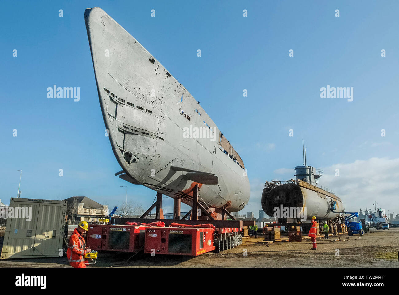 Sommergibile Merseytravel U 534 viene tagliato in pezzi a Birkenhead docks. Ora è una visualizzazione statica a Woodside ferry terminal in Birkenhead. Foto Stock