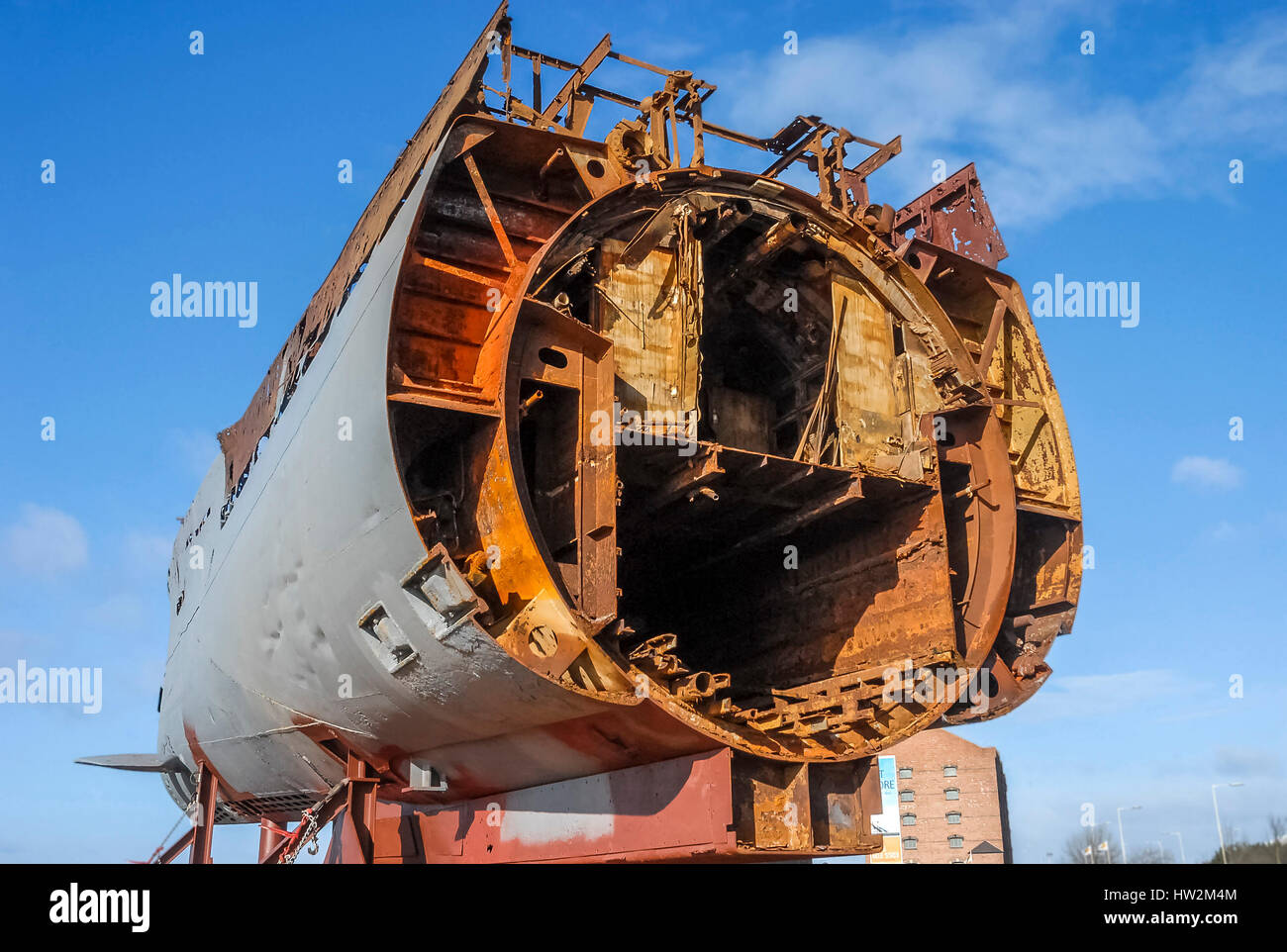 Sommergibile Merseytravel U 534 viene tagliato in pezzi a Birkenhead docks. Ora è una visualizzazione statica a Woodside ferry terminal in Birkenhead. Foto Stock