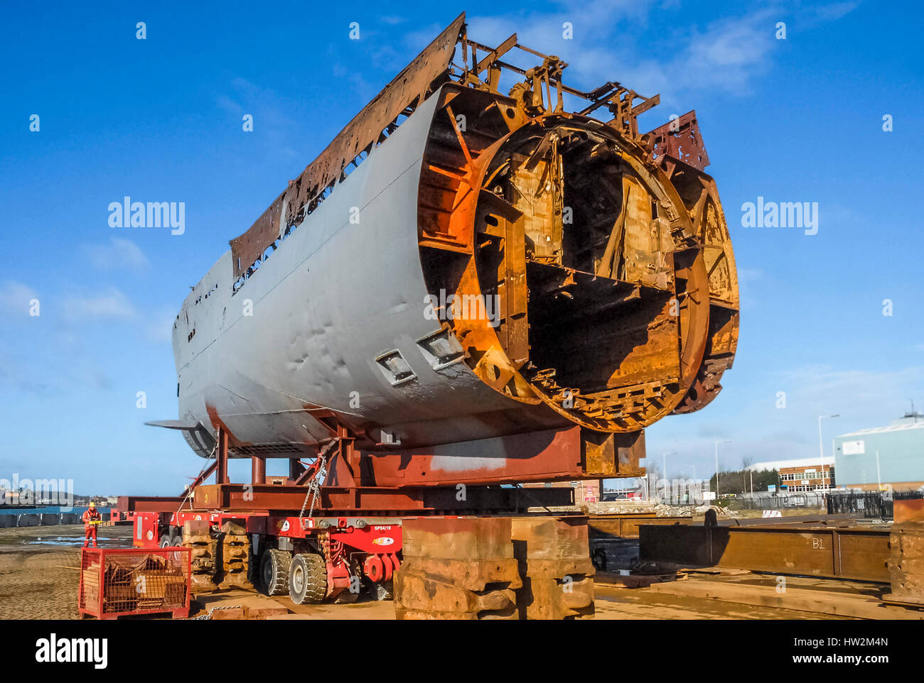 Sommergibile Merseytravel U 534 viene tagliato in pezzi a Birkenhead docks. Ora è una visualizzazione statica a Woodside ferry terminal in Birkenhead. Foto Stock