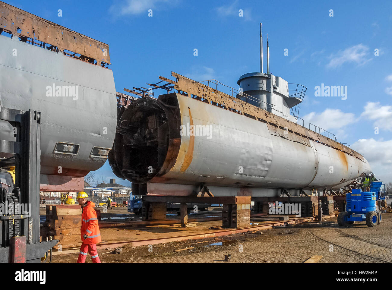 Sommergibile Merseytravel U 534 viene tagliato in pezzi a Birkenhead docks. Ora è una visualizzazione statica a Woodside ferry terminal in Birkenhead. Foto Stock