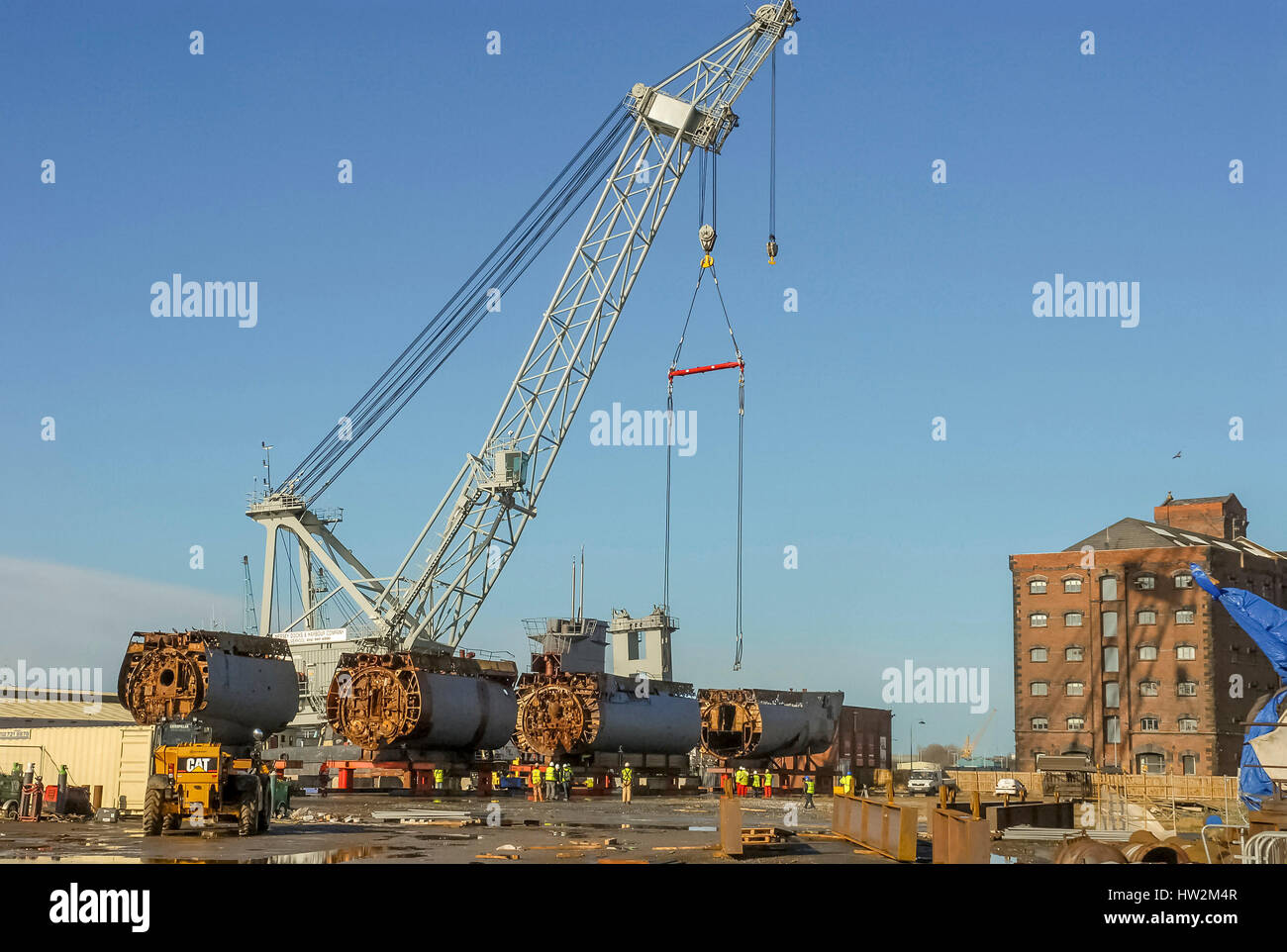 Sommergibile Merseytravel U 534 viene tagliato in pezzi a Birkenhead docks. Ora è una visualizzazione statica a Woodside ferry terminal in Birkenhead. Foto Stock