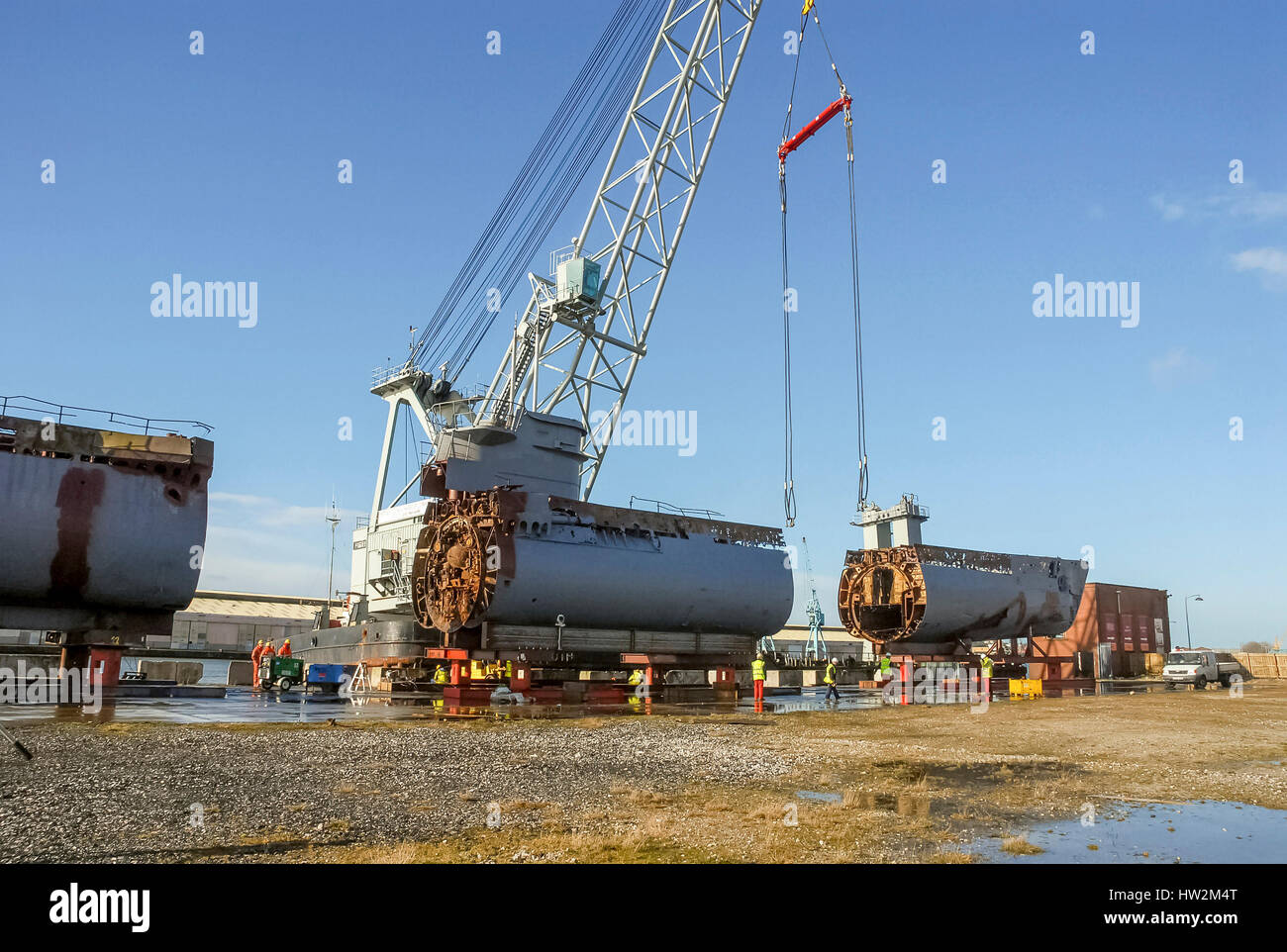 Sommergibile Merseytravel U 534 viene tagliato in pezzi a Birkenhead docks. Ora è una visualizzazione statica a Woodside ferry terminal in Birkenhead. Foto Stock