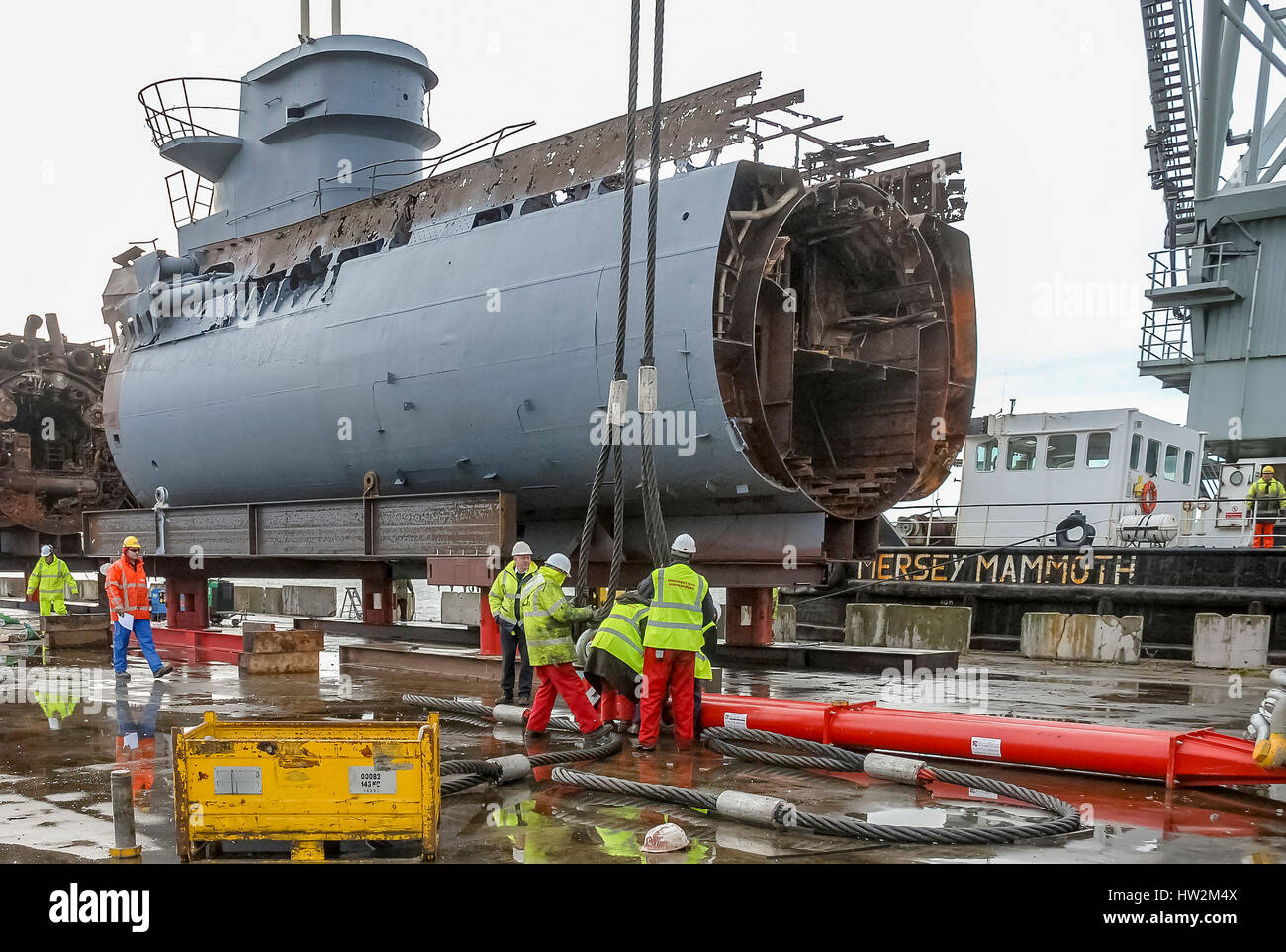 Sommergibile Merseytravel U 534 viene tagliato in pezzi a Birkenhead docks. Ora è una visualizzazione statica a Woodside ferry terminal in Birkenhead. Foto Stock