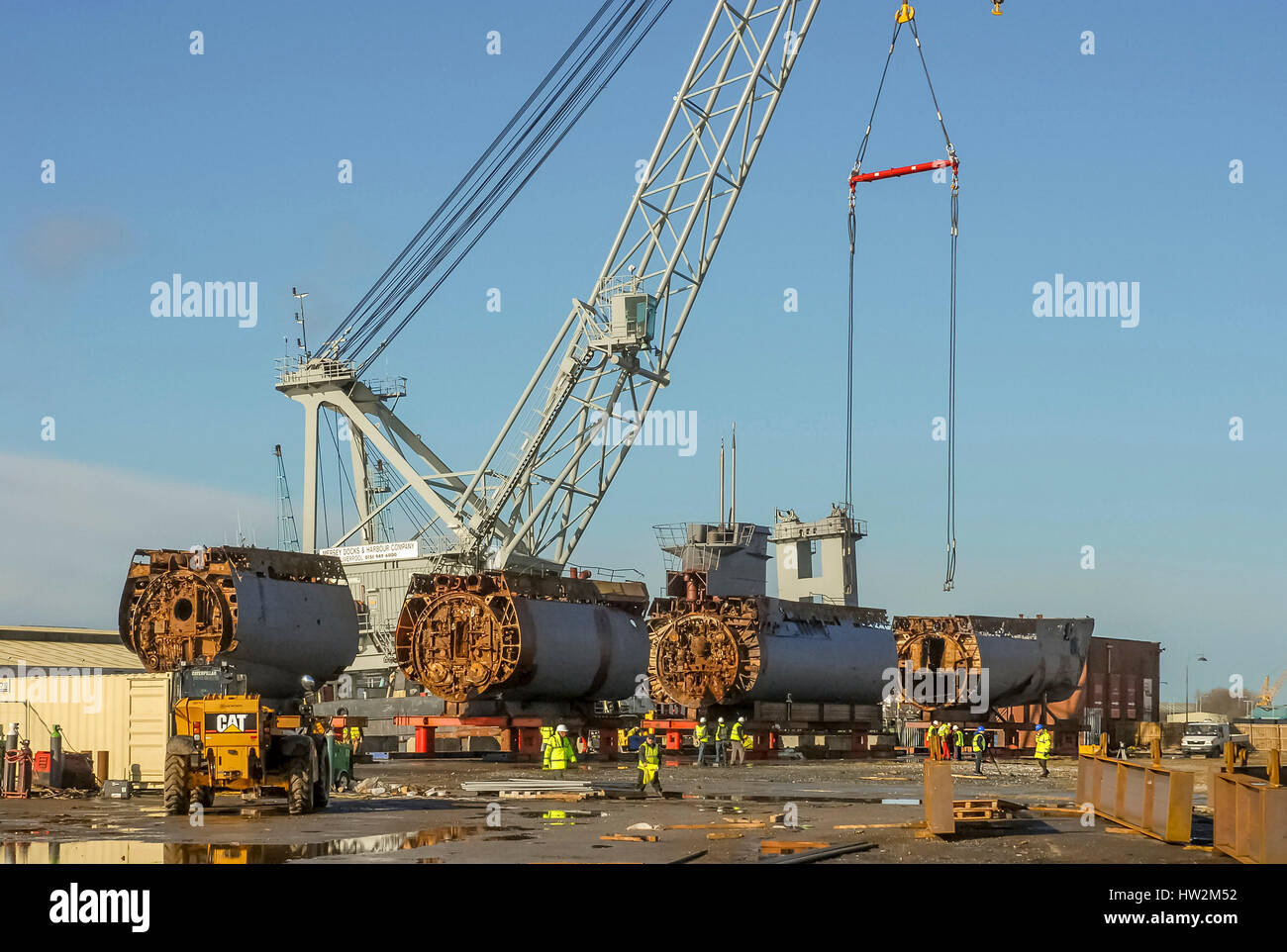 Sommergibile Merseytravel U 534 viene tagliato in pezzi a Birkenhead docks. Ora è una visualizzazione statica a Woodside ferry terminal in Birkenhead. Foto Stock