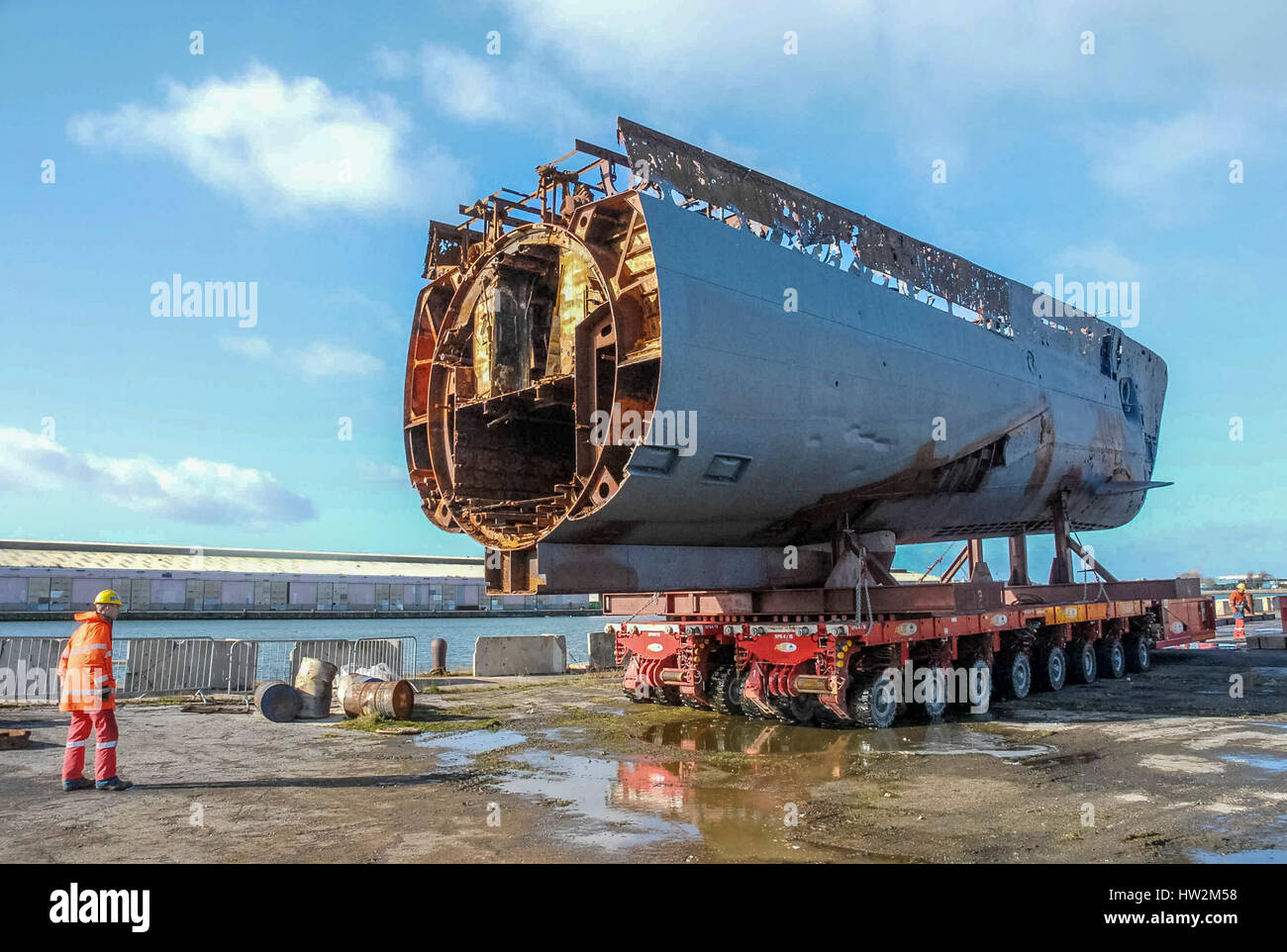Sommergibile Merseytravel U 534 viene tagliato in pezzi a Birkenhead docks. Ora è una visualizzazione statica a Woodside ferry terminal in Birkenhead. Foto Stock