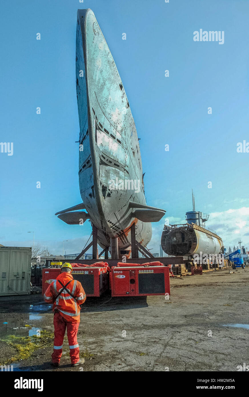 Sommergibile Merseytravel U 534 viene tagliato in pezzi a Birkenhead docks. Ora è una visualizzazione statica a Woodside ferry terminal in Birkenhead. Foto Stock