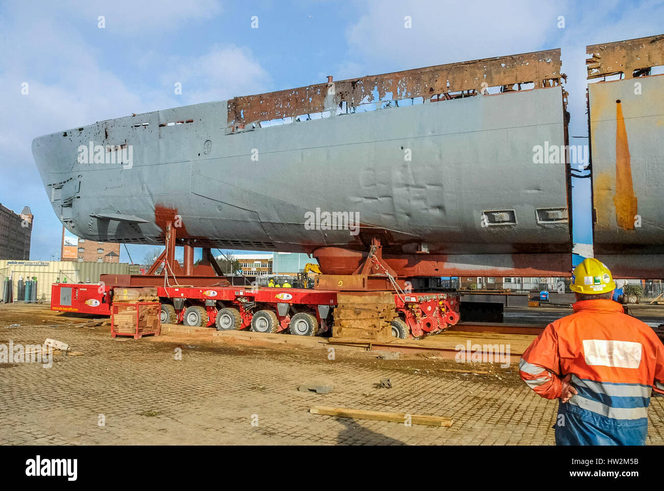 Sommergibile Merseytravel U 534 viene tagliato in pezzi a Birkenhead docks. Ora è una visualizzazione statica a Woodside ferry terminal in Birkenhead. Foto Stock
