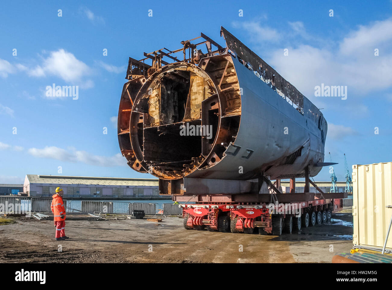Sommergibile Merseytravel U 534 viene tagliato in pezzi a Birkenhead docks. Ora è una visualizzazione statica a Woodside ferry terminal in Birkenhead. Foto Stock