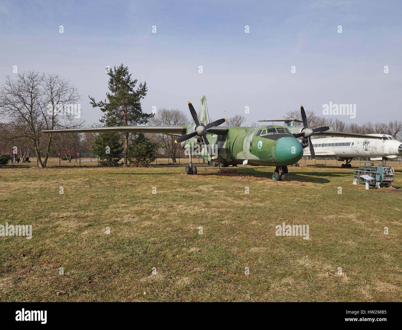 Un Antonov-26 'Curl' presso il polacco Aviation Museum Cracovia in Polonia Foto Stock