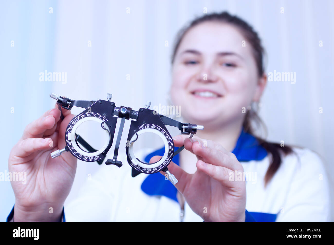 All'ottico optometrista holding messbrille in Oftalmologia Clinica Foto Stock