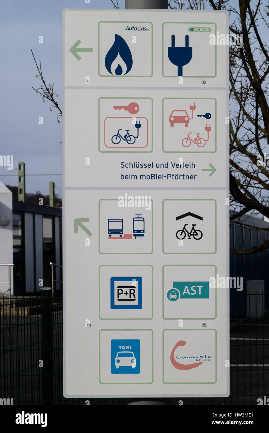 Segno nella città di Bielefeld, Germania che mostra le posizioni di trasporto pubblico moderno e rispettosi dell'ambiente charing e ri-colo per i rifornimenti di carburante Foto Stock