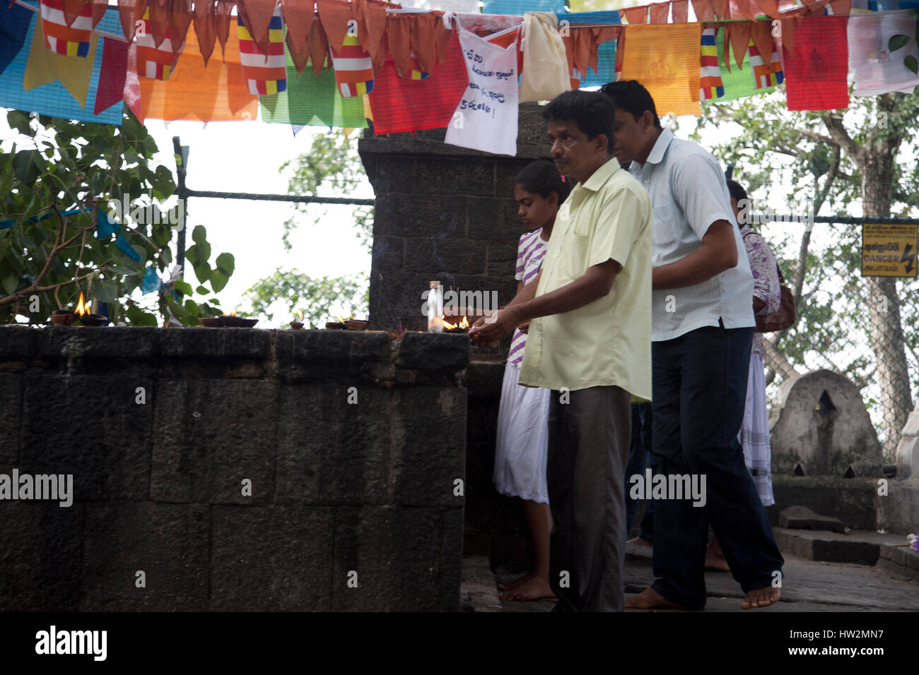 Dambulla Sri Lanka persone illuminazione di lampade a burro da Bo Tree Foto Stock