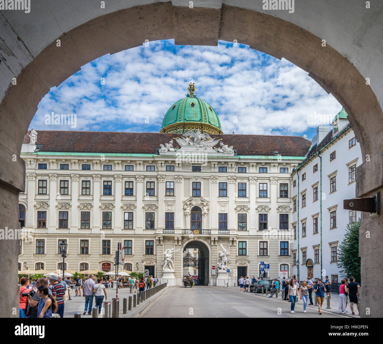 Austria, Vienna, il Palazzo Imperiale Hofburg, view all'interno di piazza Castello con St. Michael's Gate e la cancelleria imperiale Foto Stock