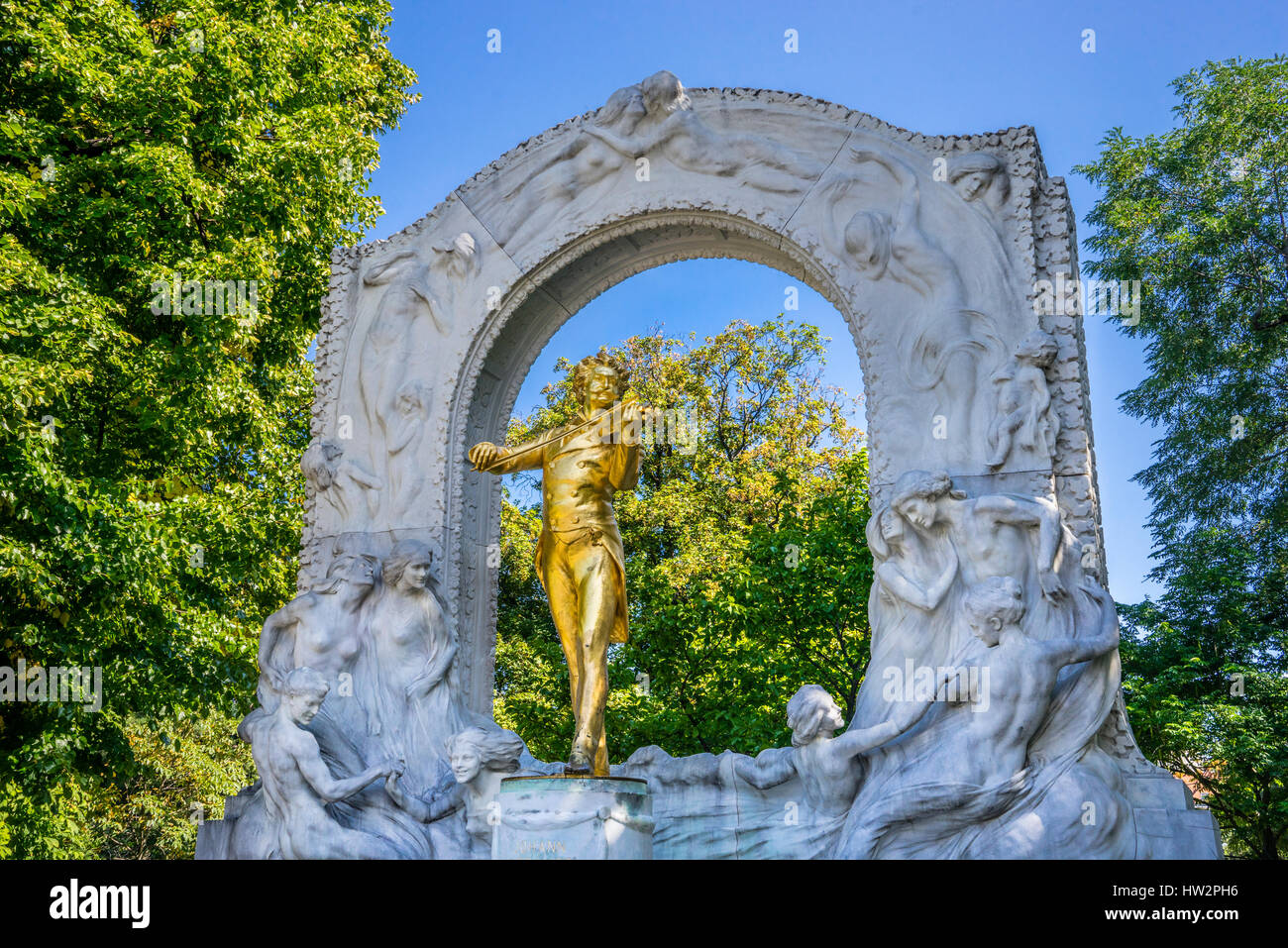 Austria, Vienna, parco cittadino Stadtpark, il giled monumento in bronzo di Johann Strauss II con rilievo in marmo Foto Stock