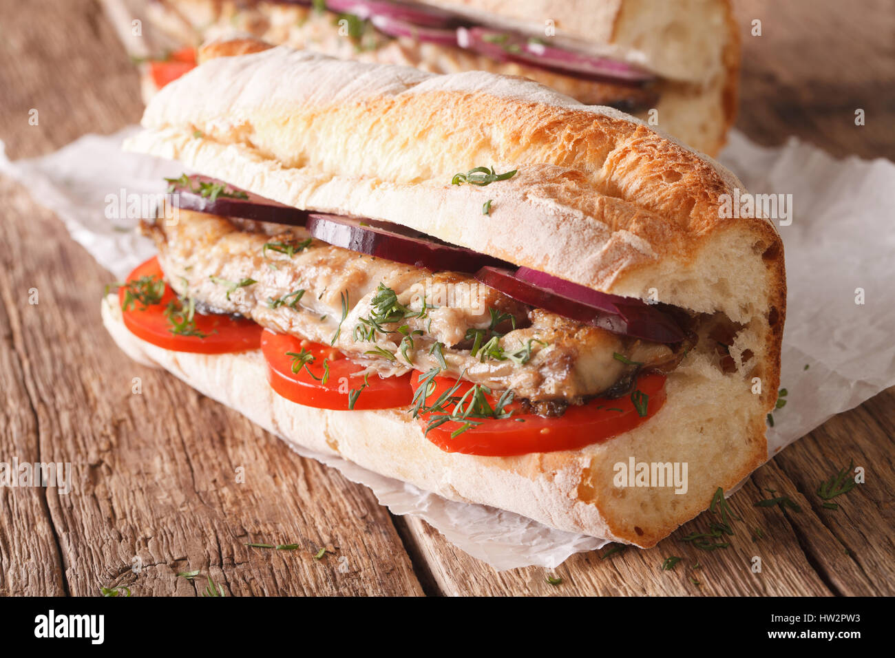 Sandwich turco balik ekmek vicino sul tavolo orizzontale. Foto Stock