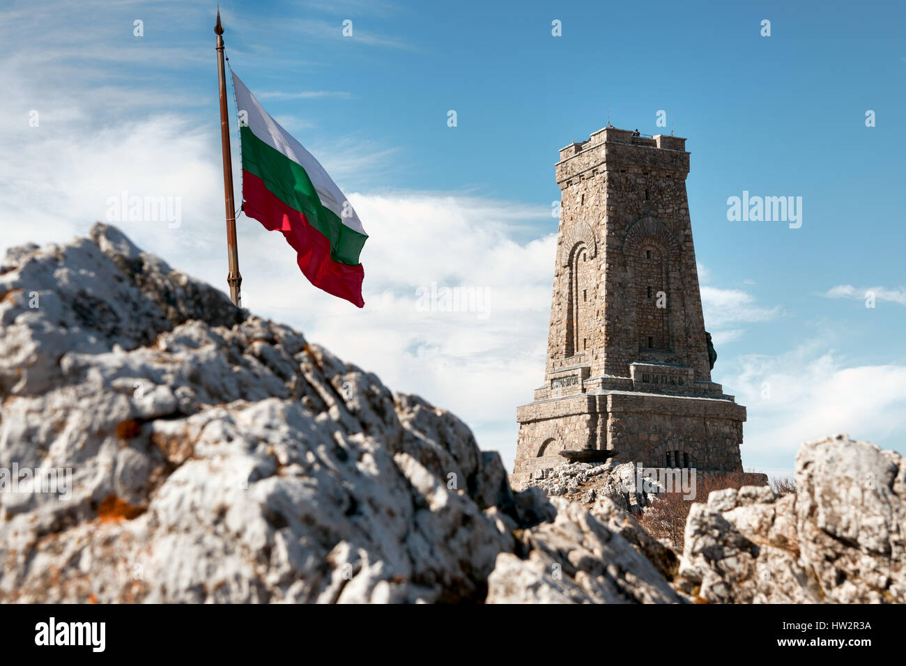 National Memorial monumento su Shipka peak, Bulgaria e sventola bandiera bulgara Foto Stock